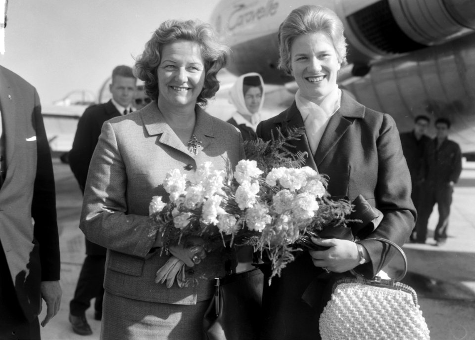 Aankomst Sjoukje Dijkstra op Schiphol, voor optreden in ijsrevue Holiday on Ice, Bestanddeelnr 916-9100