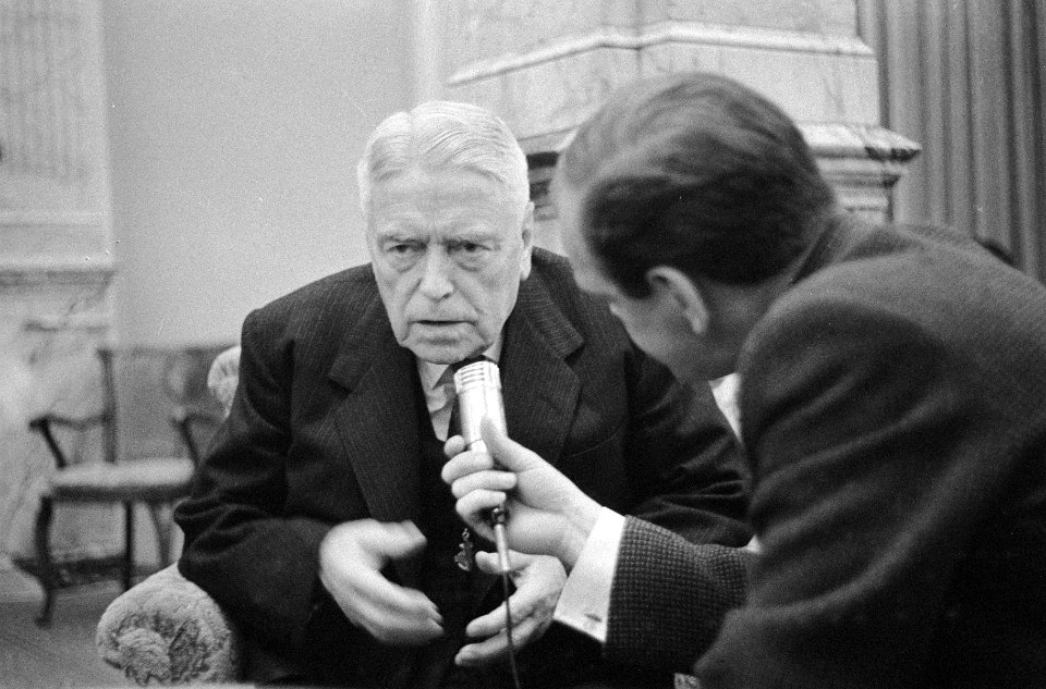 Aankomst premier van Nieuw Zeeland Walter Nash in Den Haag , na aankomst sprak P, Bestanddeelnr 911-2679