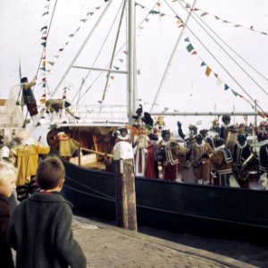 Aankomst Sinterklaas in Volendam Sint en Piet met Mies Bouwman, Bestanddeelnr 254-8747