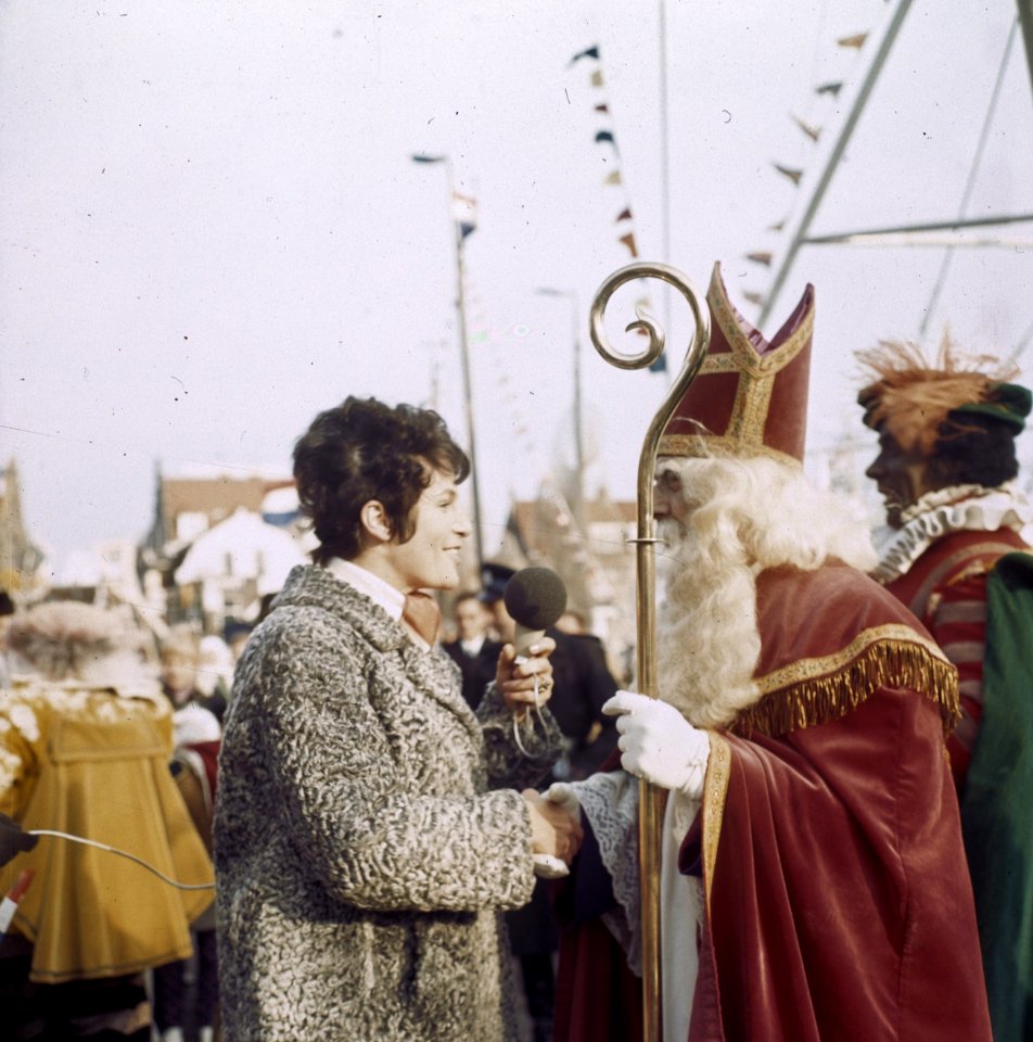 Aankomst Sinterklaas in Volendam Mies Bouwman begroet Sint, Bestanddeelnr 254-8739