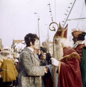 Aankomst Sinterklaas in Volendam Mies Bouwman begroet Sint, Bestanddeelnr 254-8739