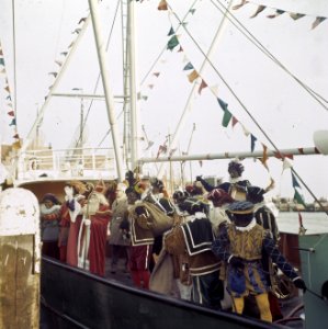 Aankomst Sinterklaas in Volendam Mies Bouwman begroet Sint, Bestanddeelnr 254-8738