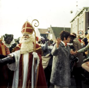 Aankomst Sinterklaas in Volendam Mies Bouwman begroet Sint, Bestanddeelnr 254-8741