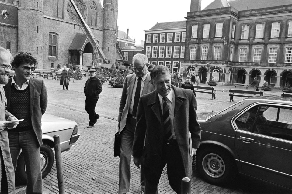 Aankomst premier Van Agt (CDA, voor) en Van der Stee (CDA, in licht pak)voor ges, Bestanddeelnr 931-7763
