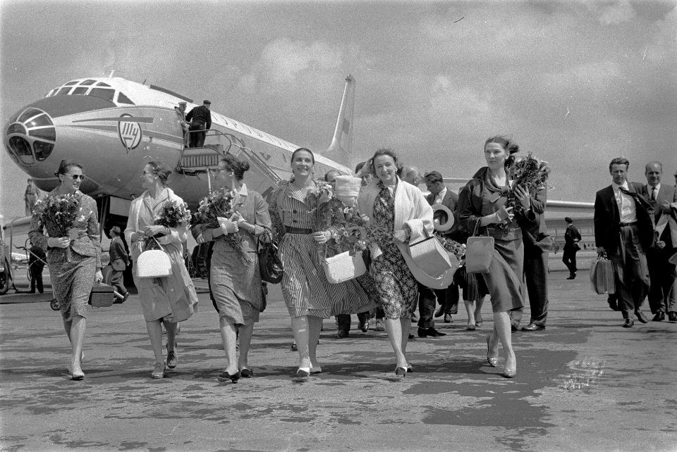 Aankomst solisten van het Bolshoiballet op Schiphol, de danseressen op het platf, Bestanddeelnr 911-3243