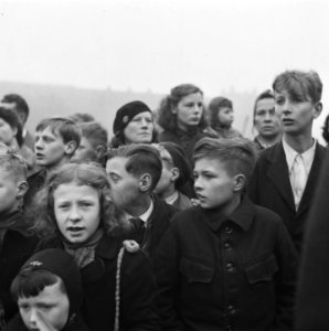 Aankomst Sint Nicolaas te Amsterdam. Kinderen vol verwachting, Bestanddeelnr 901-1672