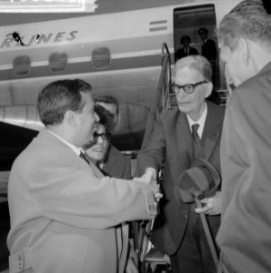 Aankomst Otto Klemperer (dirigent) op Schiphol, Henryk Szeryng (violost) (links), Bestanddeelnr 916-6065