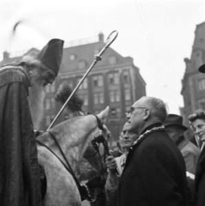 Aankomst Sint Nicolaas te Amsterdam. Waarnemend burgemeester Feike de Boer verwe, Bestanddeelnr 901-1708