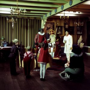 Aankomst Sinterklaas in Volendam Sint en Piet met Mies Bouwman in zaal, Bestanddeelnr 254-8748