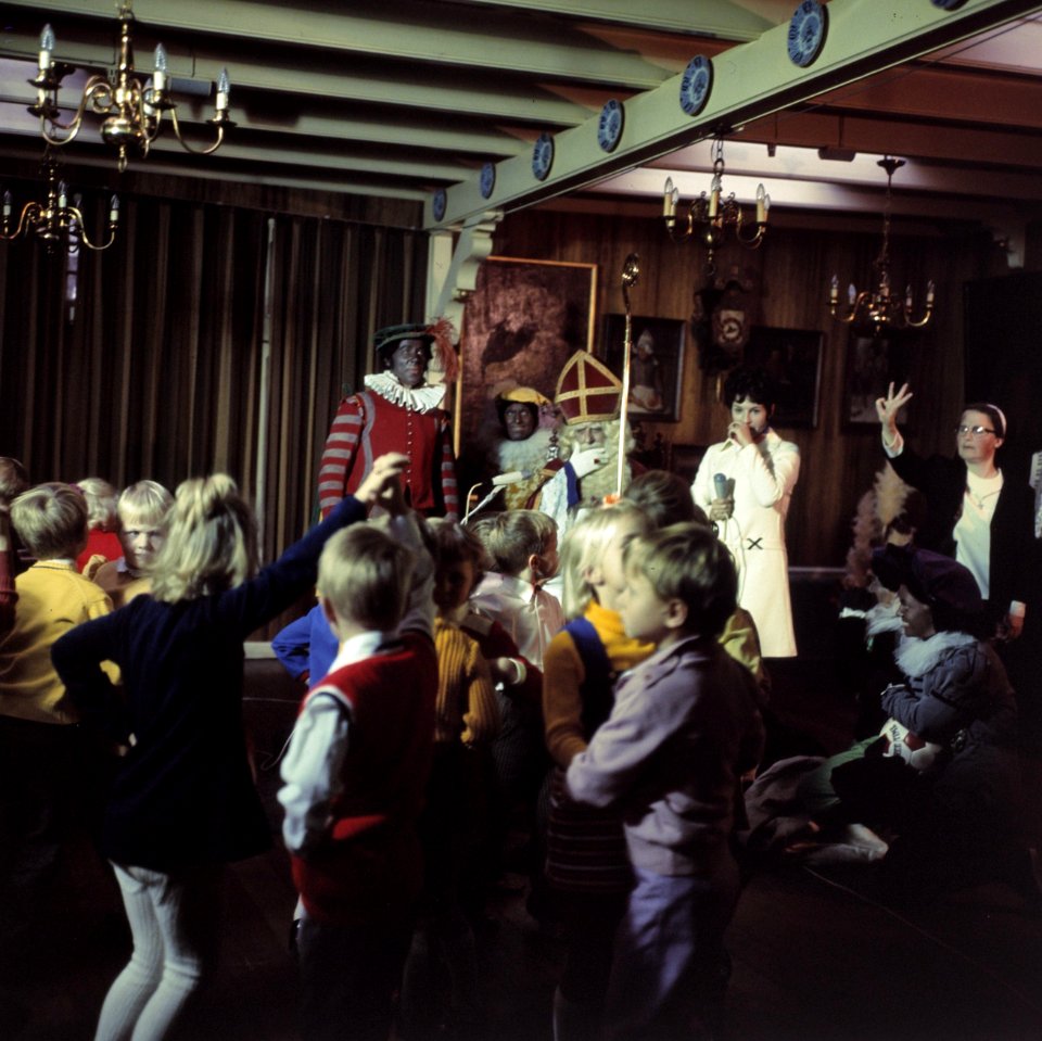 Aankomst Sinterklaas in Volendam Sint en Piet met Mies Bouwman in zaal, Bestanddeelnr 254-8745