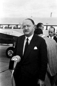 Aankomst op vliegveld Ypenburg van minister Coure de Muville Minister Butler, Bestanddeelnr 915-6636