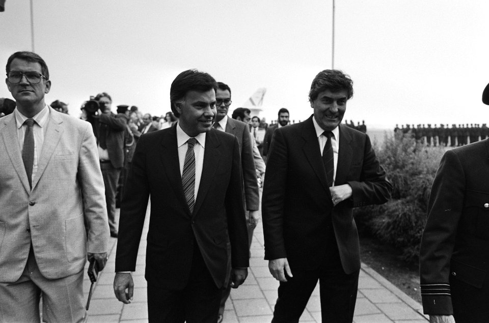 Aankomst Spaanse premier Gonzalez op Ypenburg rechts premier Lubbers, Bestanddeelnr 933-3593