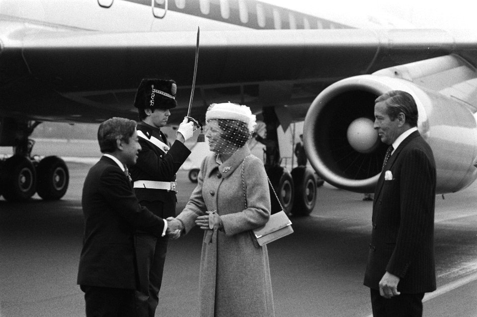 Aankomst op vliegbasis Soesterberg prinses Beatrix begroet kroonprins Akihito, , Bestanddeelnr 930-4764