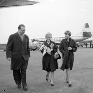 Aankomst Petula Clark op Schiphol, Petula Clark op we naar het stationsgebouw, Bestanddeelnr 911-1042