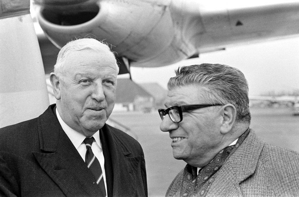 Aankomst sir Stanley Rous op Schiphol, afgehaald door Lo Brunt (rechts), Bestanddeelnr 918-9827