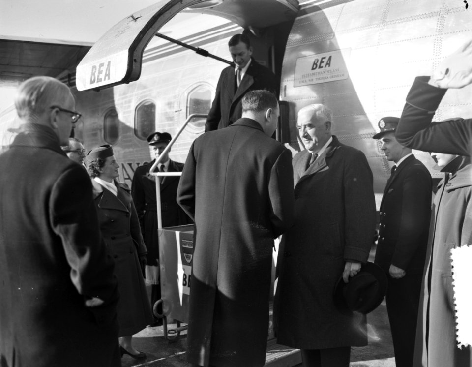 Aankomst premier van Australie Rokert G. Mensius op Schiphol, Bestanddeelnr 906-9800