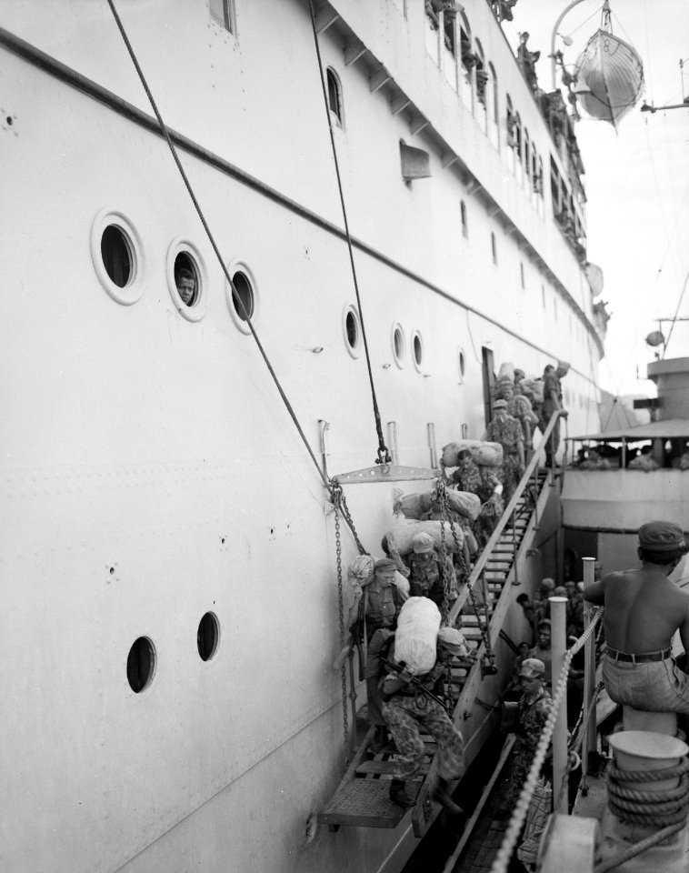 Aankomst Padang. Miltairen met plunjezakken gaan aan boord van de LCT, Bestanddeelnr 10429