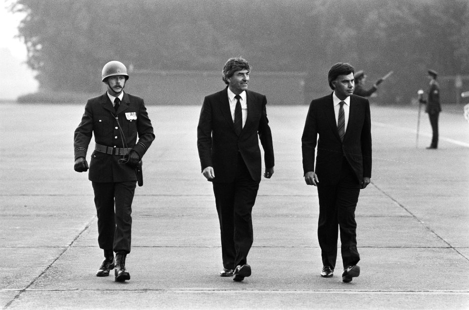 Aankomst Spaanse premier Gonzalez op Ypenburg rechts premier Lubbers, Bestanddeelnr 933-3594