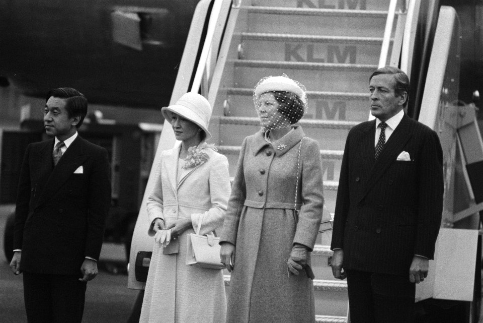 Aankomst op vliegbasis Soesterberg kroonprins Akihito en Prinses Beatrix inspec, Bestanddeelnr 930-4765