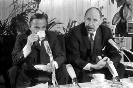 Aankomst Premier De Jong en Minister Luns op Ypenburg Premier De Jong en Ministe, Bestanddeelnr 920-3642