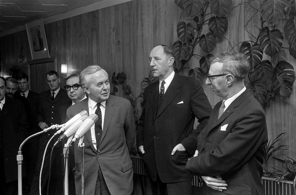 Aankomst Premier Wilson en Minister Brown op vliegvel Ypenburg, Bestanddeelnr 920-1138