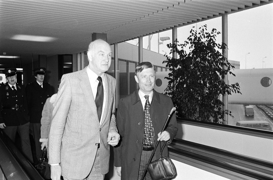 Aankomst premier Van Agt op Schiphol na bezoek aan Nederlandse Antillen Van Ag, Bestanddeelnr 930-0751