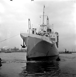 Aankomst Oranje in haven Amsterdam. De voorsteven laat de noodreparatie zien n, Bestanddeelnr 905-5695