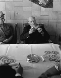 Aankomst oudpremier Clement Attlee op Schiphol Clement Attlee tijdens de perscon, Bestanddeelnr 910-3564 photo