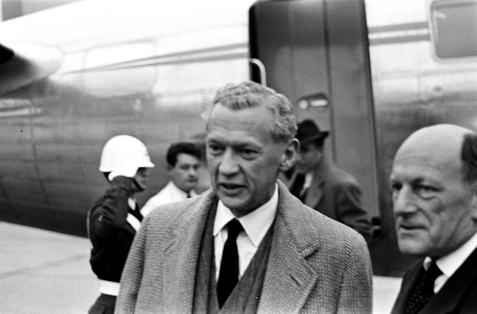 Aankomst op vliegveld Ypenburg van minister Coure de Muville Coure de Muville, Bestanddeelnr 915-6637