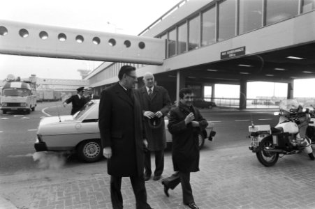 Aankomst op Schiphol van Sjeik Abal A Khail , minister van financien en EZ van S, Bestanddeelnr 930-1079