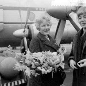 Aankomst Petula Clark op Schiphol, Petula Clark met bloemen, Bestanddeelnr 911-1040