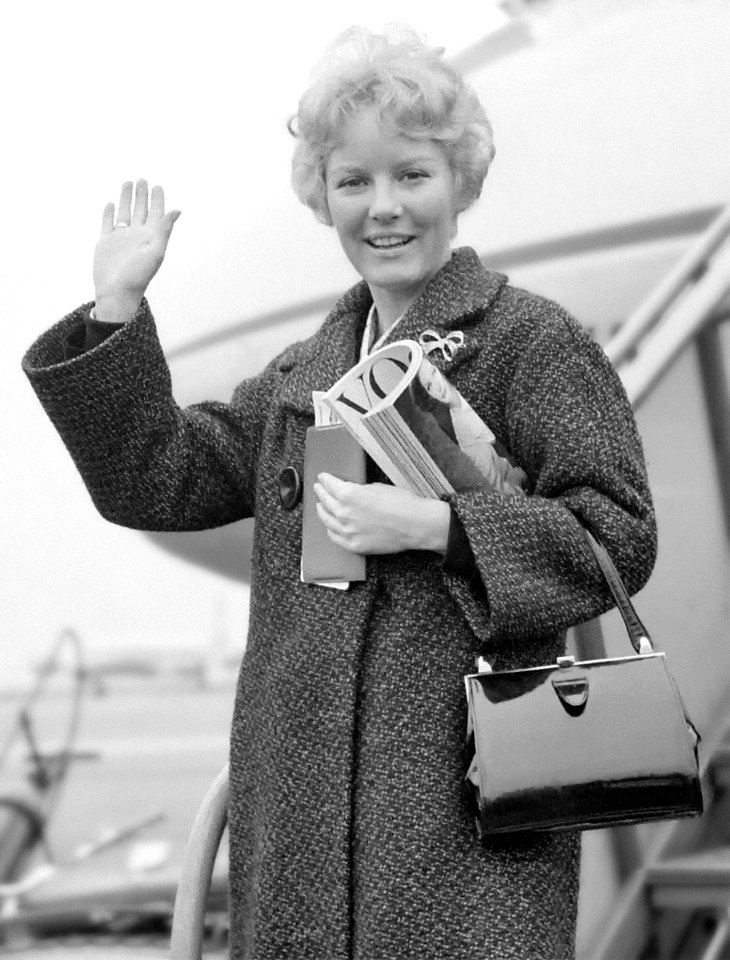 Aankomst Petula Clark op Schiphol, Bestanddeelnr 911-1039 (geretoucheerd)