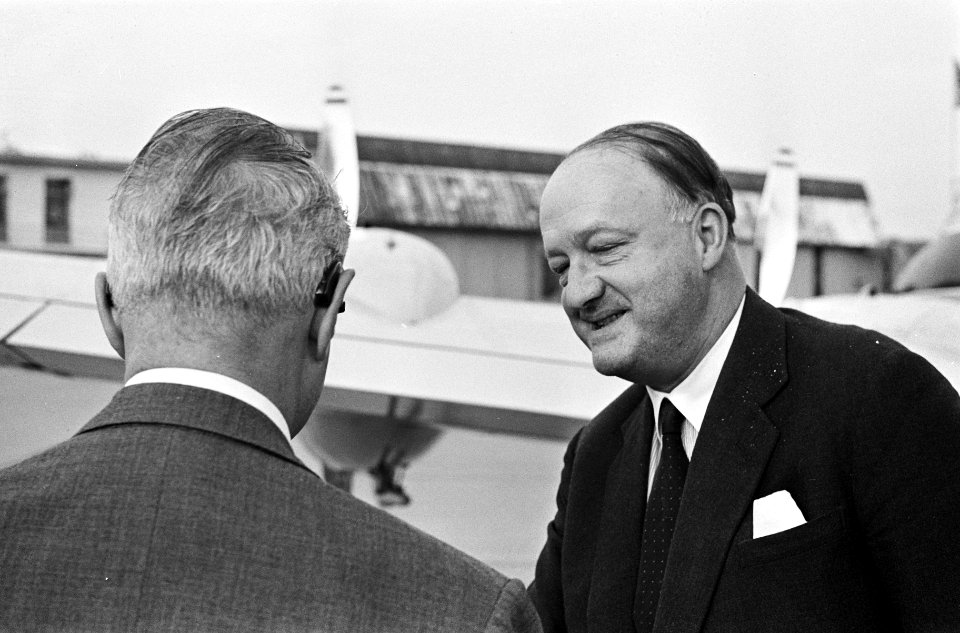 Aankomst op vliegveld Ypenburg van minister Coure de Muville Minister Butler, Bestanddeelnr 915-6635