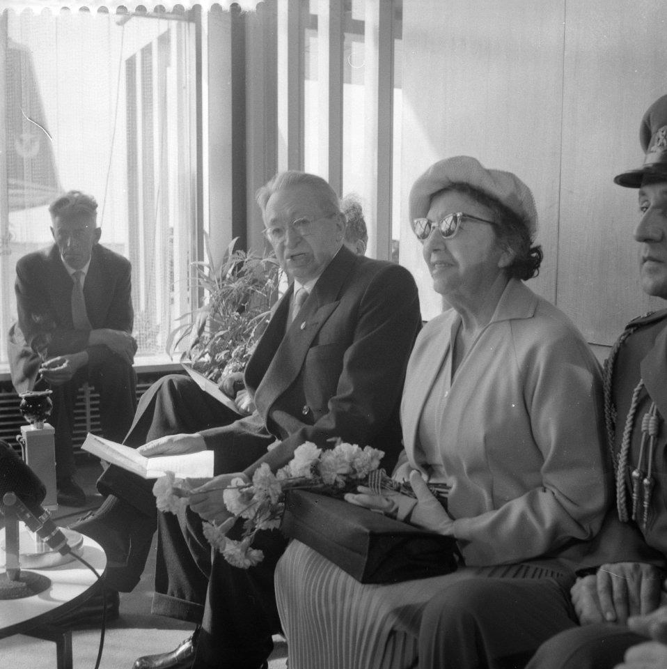 Aankomst president van Israel Isaac Ben Zwi op Schiphol, Bestanddeelnr 909-7111