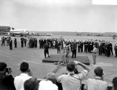 Aankomst President Eisenhower te Bonn, Adenauer en Eisenhower verlaten het platf, Bestanddeelnr 910-6296