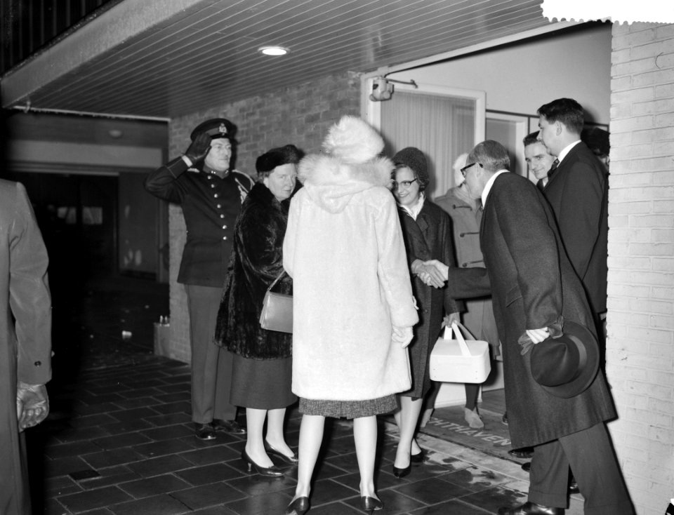 Aankomst op Schiphol van Prinses Margriet uit Gstaad, Bestanddeelnr 912-0315