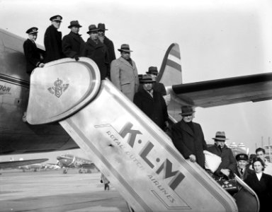 Aankomst op Schiphol van Surinaamse delegatie. Ronde Tafel Conferentie te 's-Gra, Bestanddeelnr 934-6742