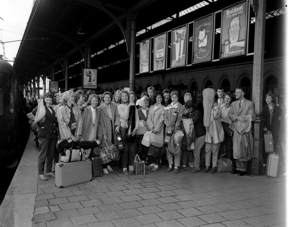 Aankomst op station Staatsspoor te Den Haag van het uit meisjes bestaande orkest, Bestanddeelnr 910-4862