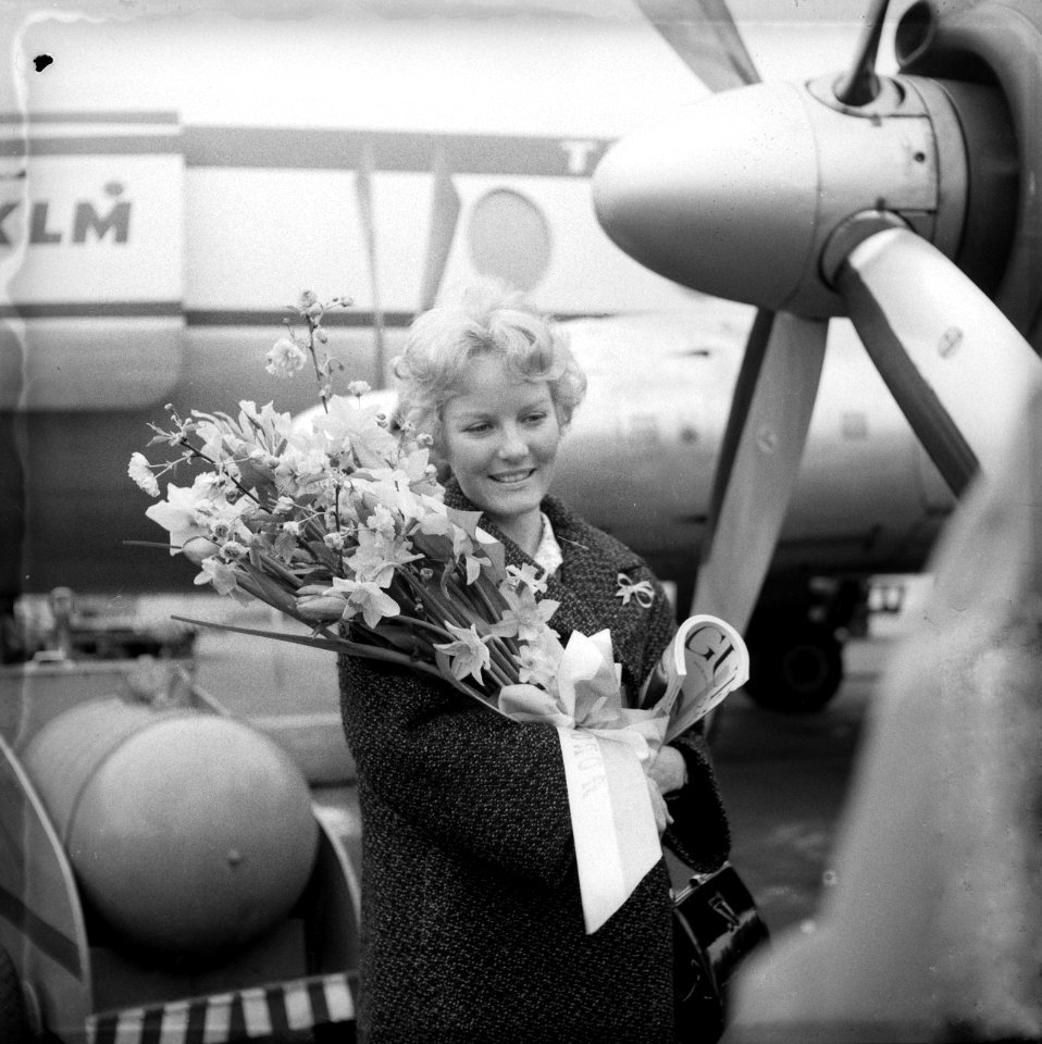 Aankomst Petula Clark op Schiphol, Petula Clark met bloemen, Bestanddeelnr 911-1041