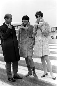 Aankomst op Schiphol vande voetballer Bobby Charlton en twee Britse mannequins, , Bestanddeelnr 919-7142