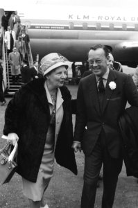 Aankomst prins Bernhard op Schiphol Begroeting door koningin Juliana, Bestanddeelnr 912-4149 photo