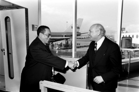 Aankomst premier Evertsz op Schiphol begroeting door Den Uyl (r), Bestanddeelnr 927-8099