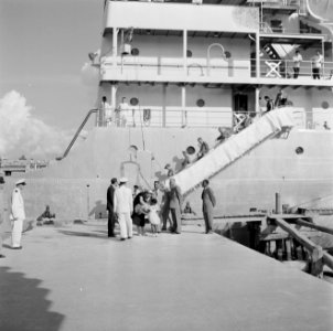 Aankomst per schip van het koninklijke gezelschap bij Billitonmaatschappij in Sm, Bestanddeelnr 252-4547