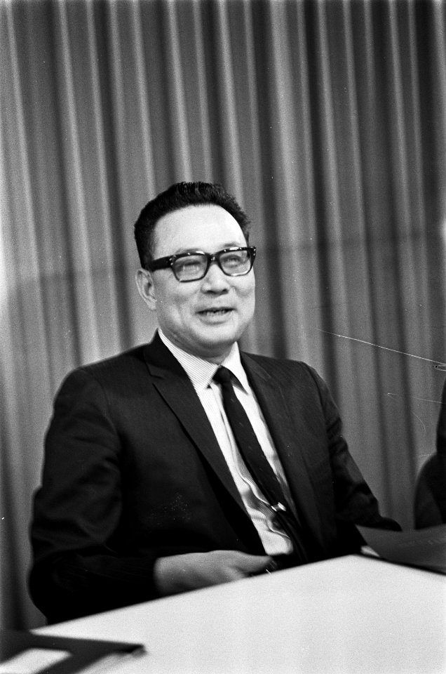 Aankomst Philippijnse financiele missie onder leiding van hr. E. Ocampo , direkt, Bestanddeelnr 921-1966