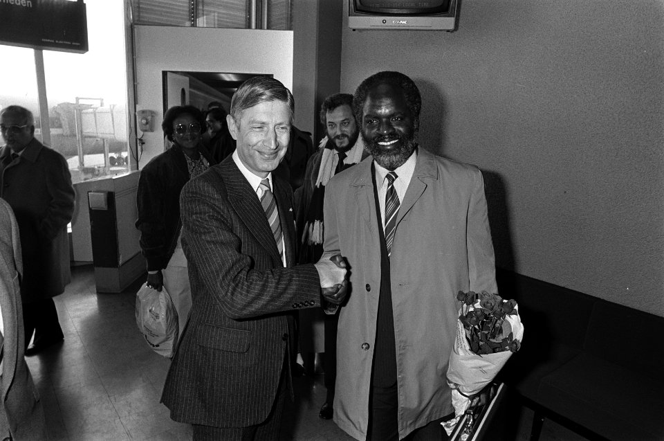 Aankomst Premier Don Martina (Nederlandse Antillen) op Schiphol i.v.m. ronde-taf, Bestanddeelnr 931-3183