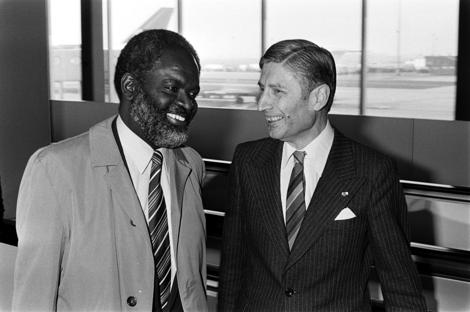 Aankomst Premier Don Martina (Nederlandse Antillen) op Schiphol i.v.m. ronde-taf, Bestanddeelnr 931-3184