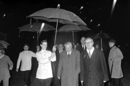 Aankomst Premier Wilson en Minister Brown op vliegvel Ypenburg, rechts Premier Z, Bestanddeelnr 920-1136