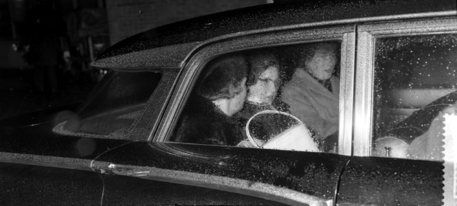 Aankomst op Schiphol van Prinses Margriet uit Gstaad, Koningin Juliana en Prinse, Bestanddeelnr 912-0317