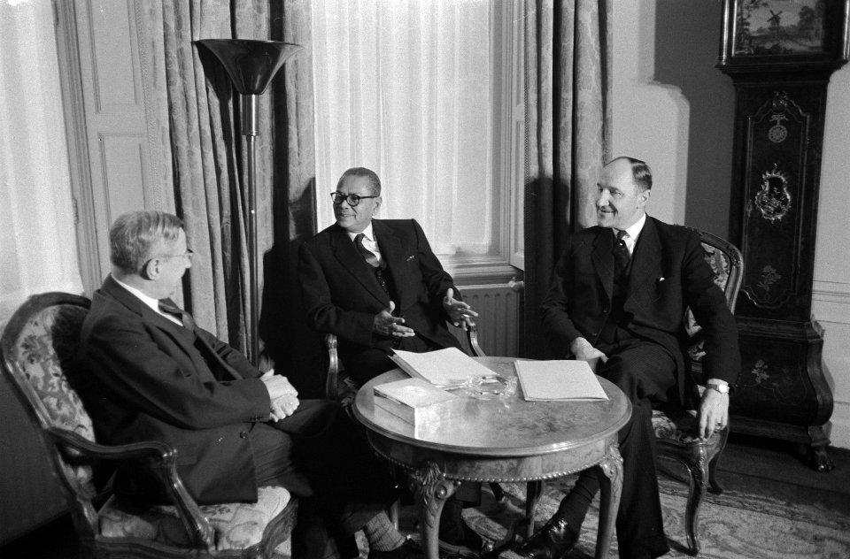 Aankomst Prins Abdoel Rahman op Ypenburg, vlnr prof De Quay , Abdoel Rahman, Bestanddeelnr 911-8190