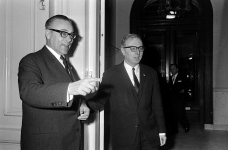 Aankomst van burgemeester Herman Bernard Jan Witte (l) van Eindhoven op het mini, Bestanddeelnr 919-8005